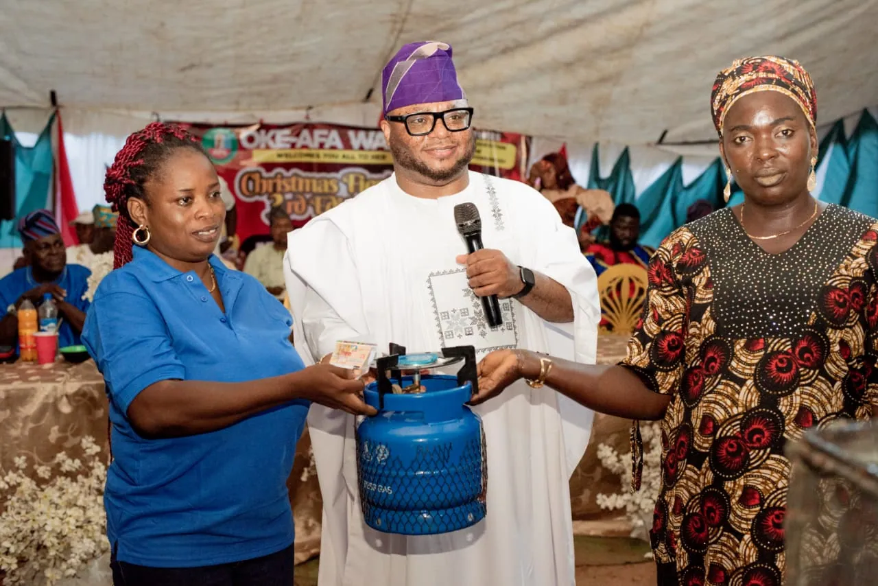 Dr. Rasheed Olayinka Alausa at a community support presentation